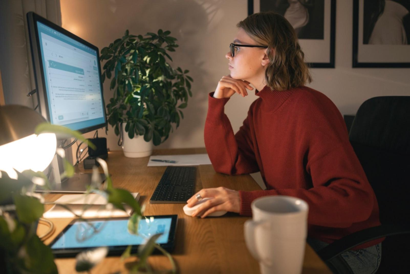 Instructor guiding a participant through seasonal financial planning concepts
